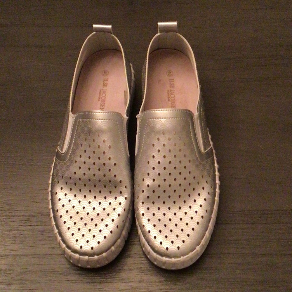 Ilse Jacobsen Metallic Silver Perforated Slip-On Shoes Womens 40